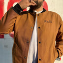 Chamarra As de Paz Varsity Logo Bordado Oro