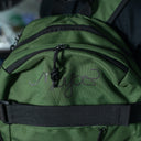 Mochila Mayas Script Verde con Porta Tablas