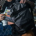 Mochila Mayas Script Gris con Porta Tablas