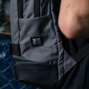 Mochila Mayas Script Gris con Porta Tablas