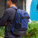 Mochila Mayas Script Azul con Porta Tablas