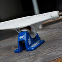 Trucks Gullwing Charger Blanco Azul Longboard - 50° Con Detalle