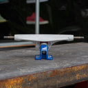 Trucks Gullwing Charger Blanco Azul Longboard - 50° Con Detalle